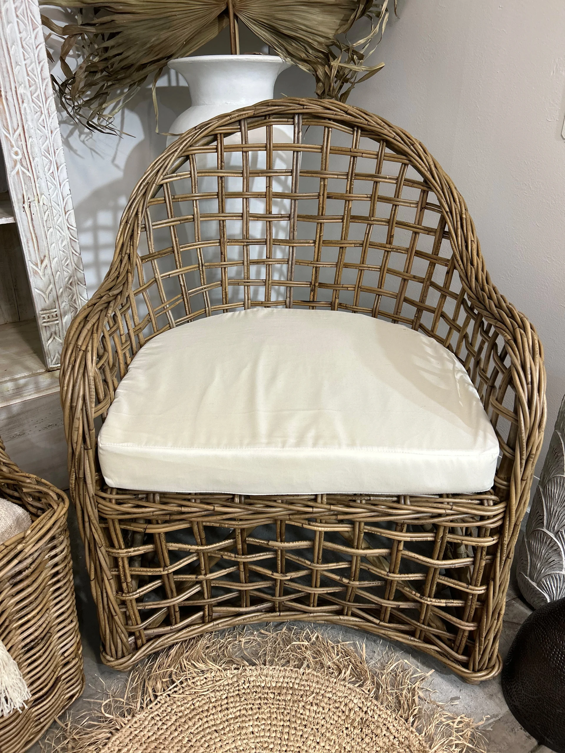 Deluxe Outdoor Cane Chair: curved rattan armchair, thick base cushion (96 x 76 x 70) - Image 3