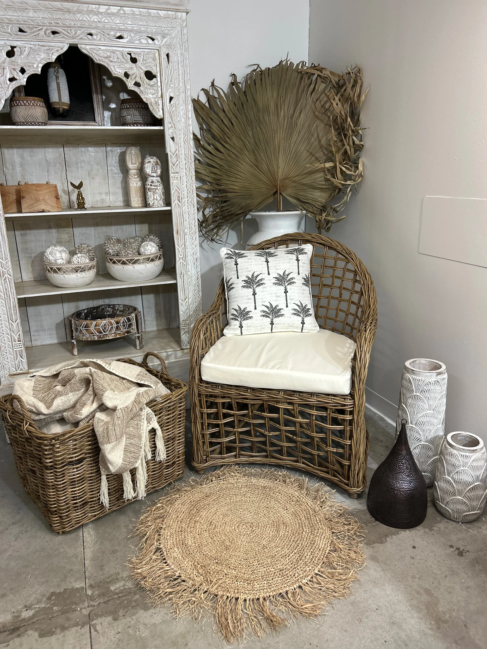 Deluxe Outdoor Cane Chair: curved rattan armchair, thick base cushion (96 x 76 x 70) - Image 4