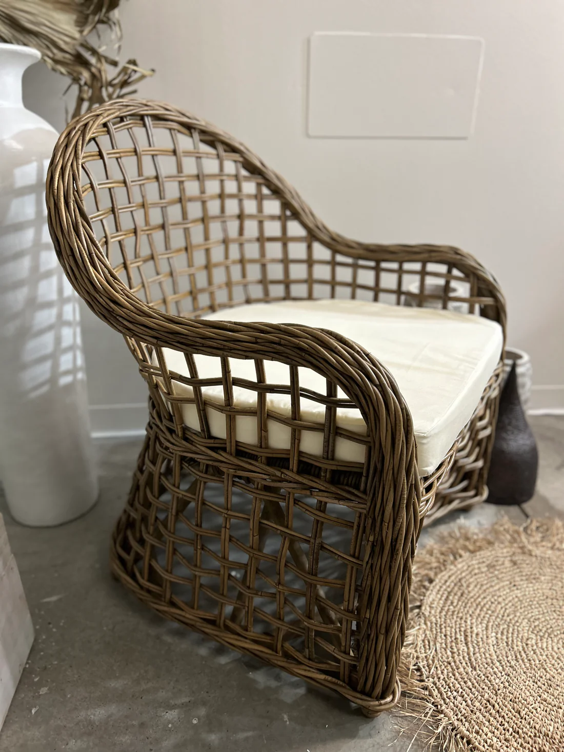 Deluxe Outdoor Cane Chair: curved rattan armchair, thick base cushion (96 x 76 x 70) - Image 2